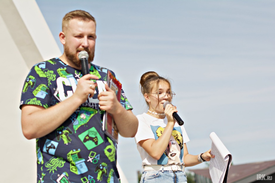 Ведущие праздника.