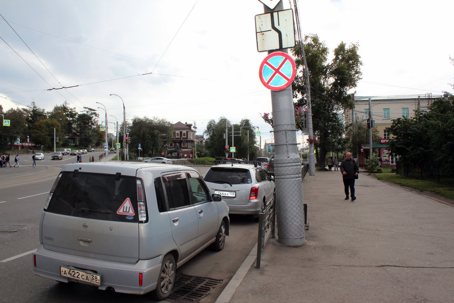 Знак о том, что парковка запрещена, не останавливает водителей