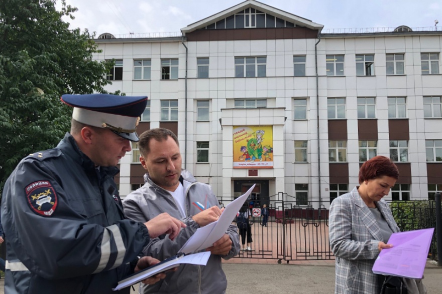 Евгений Селезнёв, Илья Яковенко и представитель департамента образования. Фото onf.ru