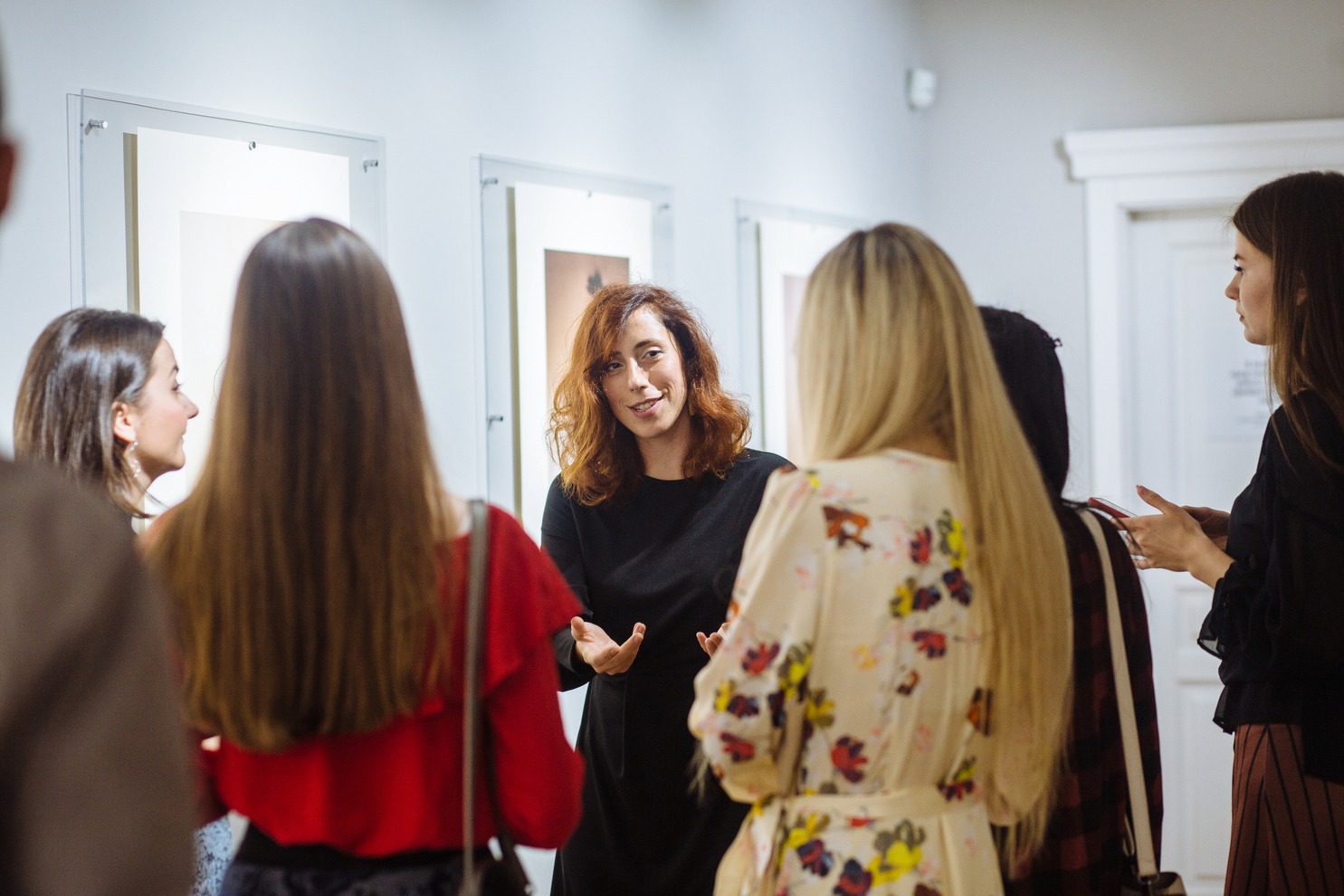 Сопоставляя человека с насекомым, художник размышляет о границах человека: в масштабах мира его можно рассматривать как маленького муравья и одновременно как целую вселенную.