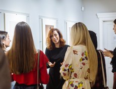 Сопоставляя человека с насекомым, художник размышляет о границах человека: в масштабах мира его можно рассматривать как маленького муравья и одновременно как целую вселенную.