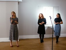 Йована Вуянович — современный визуальный художник. Она создает экспериментальные фильмы, видеоинсталляции и графику.