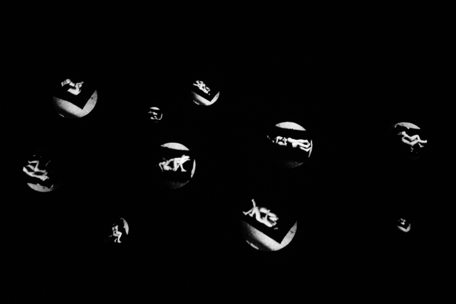 Видеоинсталляция наглядно показывает сложные метаморфозы — неуловимые процессы перерождения материального в духовное.