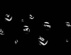 Видеоинсталляция наглядно показывает сложные метаморфозы — неуловимые процессы перерождения материального в духовное.