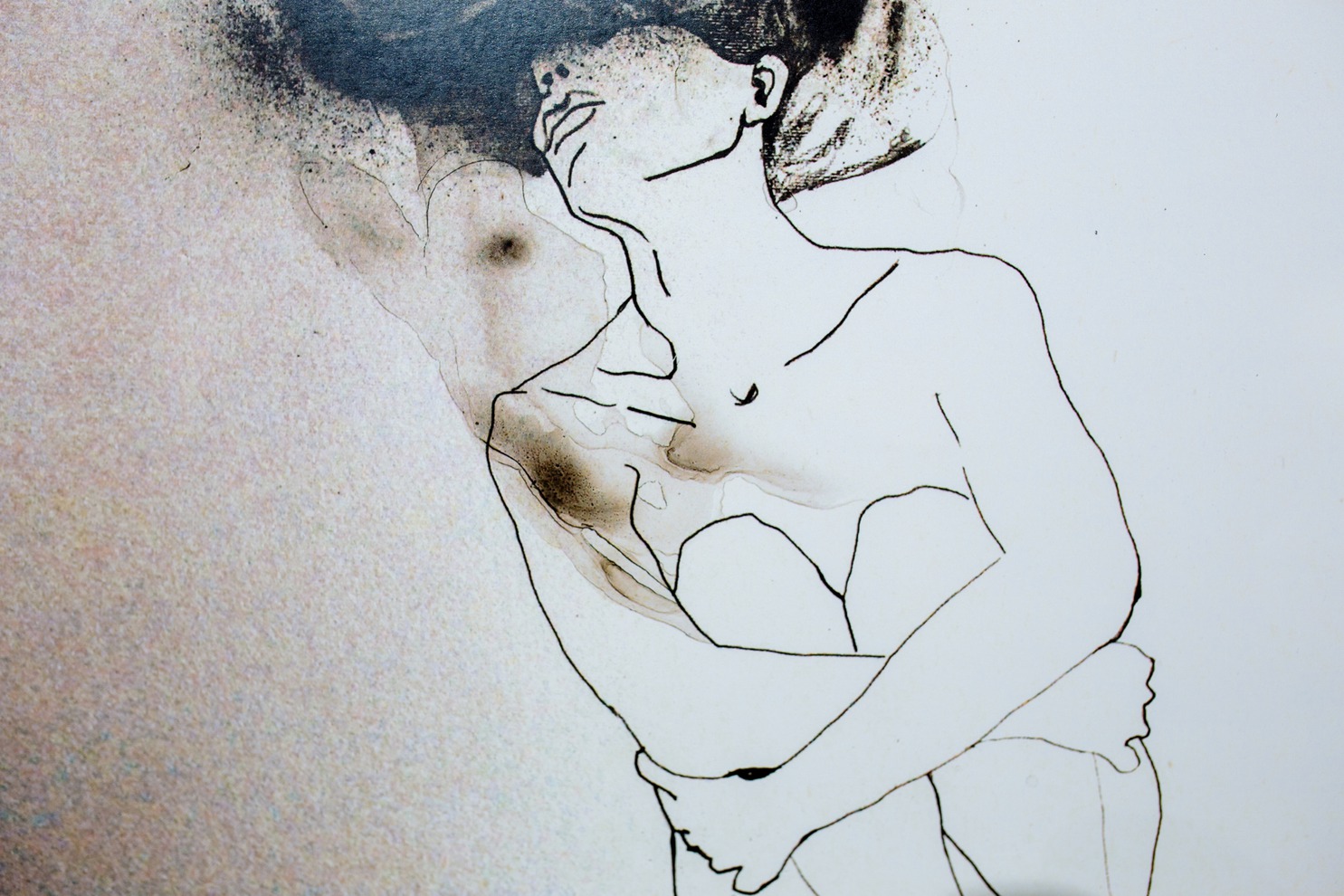 В первой графической серии художница с анатомической точностью изображает контуры женских фигур, парящих в невесомости. Их волосы как будто растут, дышат, трансформируются и развиваются независимо от тел.