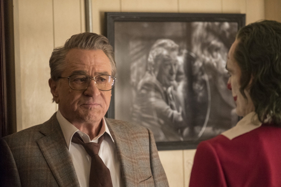 Чтобы высмеять бесталанного комика, Франклин (Роберт Де Ниро) пригласил его на свое шоу, чем спровоцировал рождение нового суперзлодея — Джокера. Чтобы высмеять бесталанного комика, Франклин (Роберт Де Ниро) пригласил его на свое шоу, чем спровоцировал рождение нового суперзлодея — Джокера.