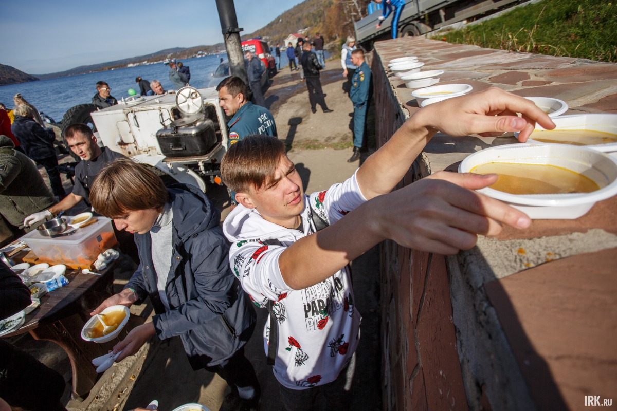 Участников фестиваля бесплатно угощали ухой, которую приготовили на празднике.