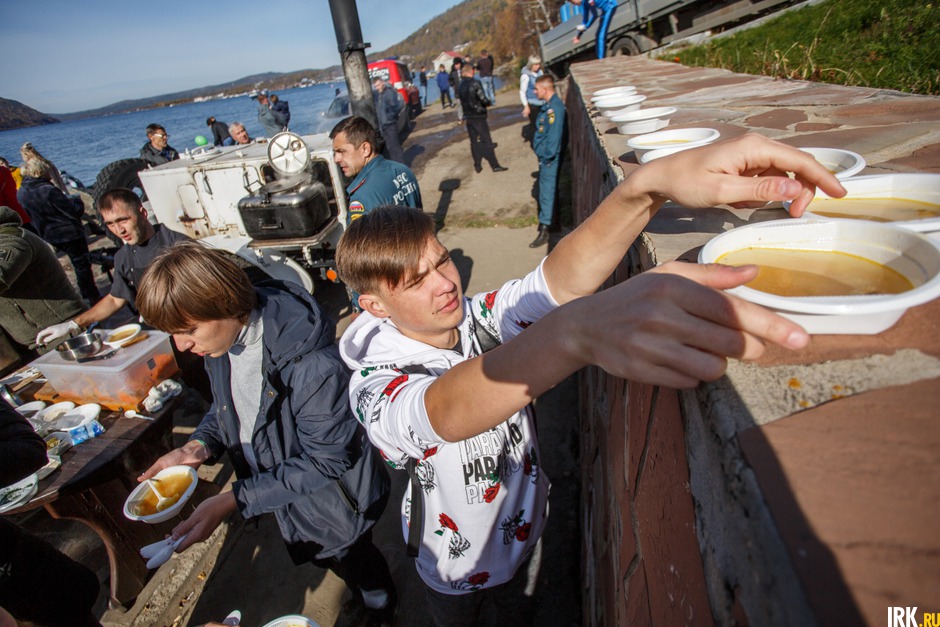 Участников фестиваля бесплатно угощали ухой, которую приготовили на празднике.