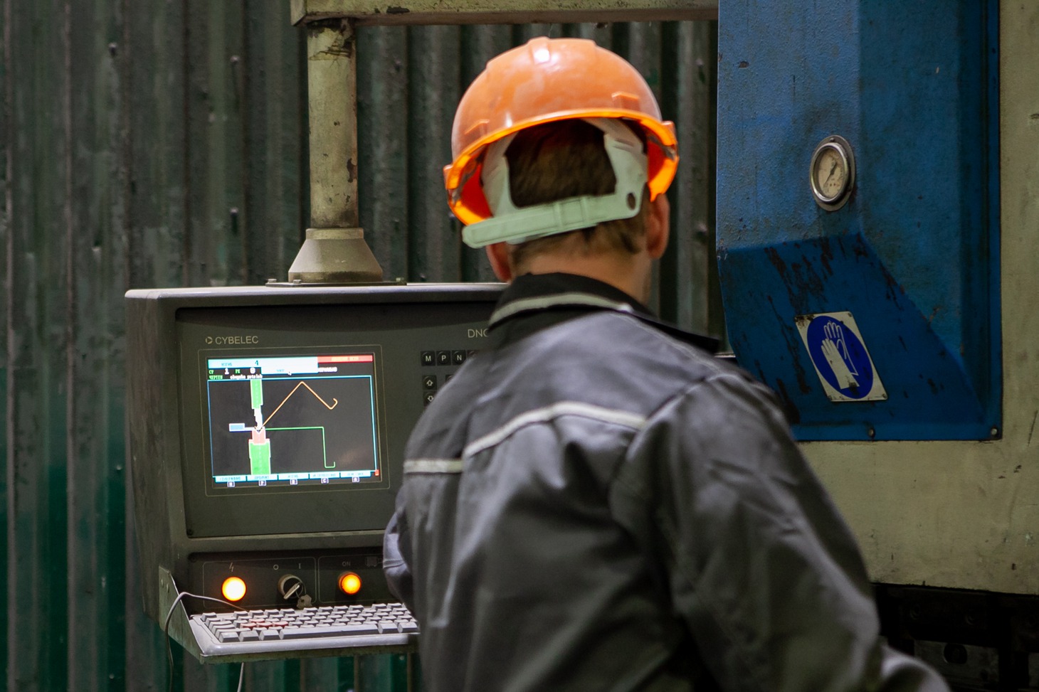 Перед началом работы на листогибочном станке операторы задают в программе угол изгиба