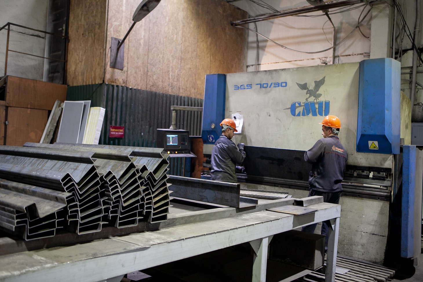 Металлические полосы превращают в профиль нужного размера