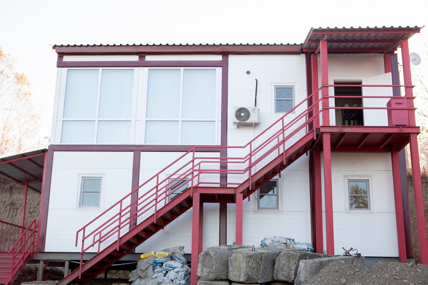 Из модулей собственного производства компания построила офис и себе