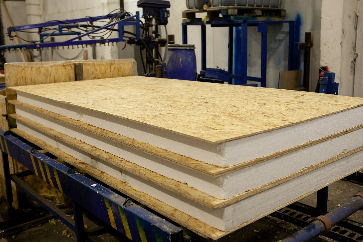 Готовые панели отправляются на 40 минут под пресс