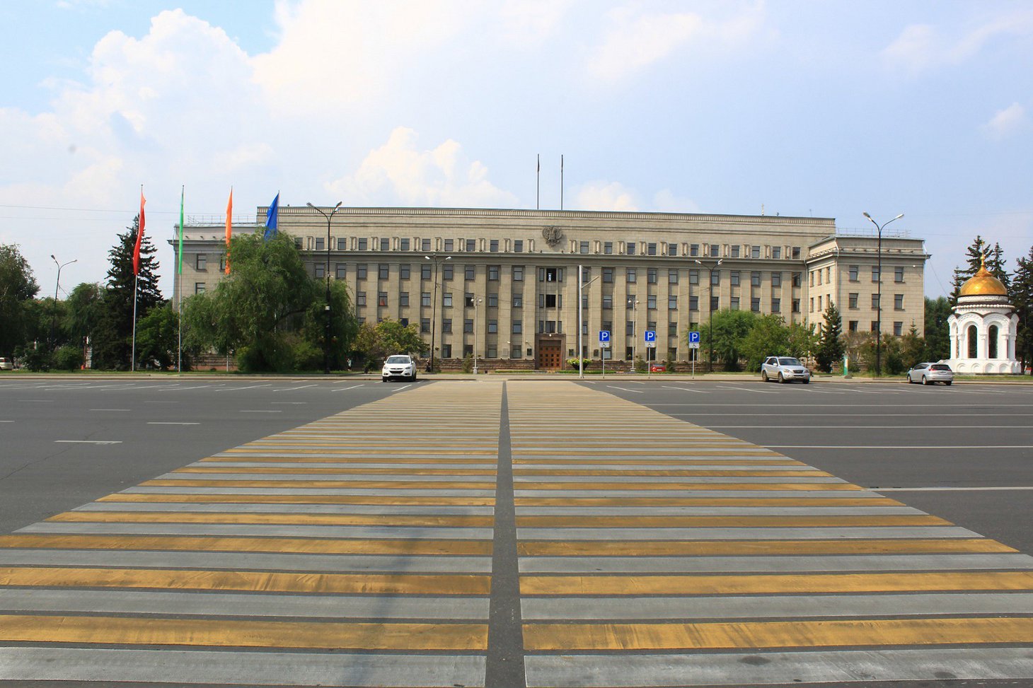 Пешеходный переход к зданию правительства Иркутской области