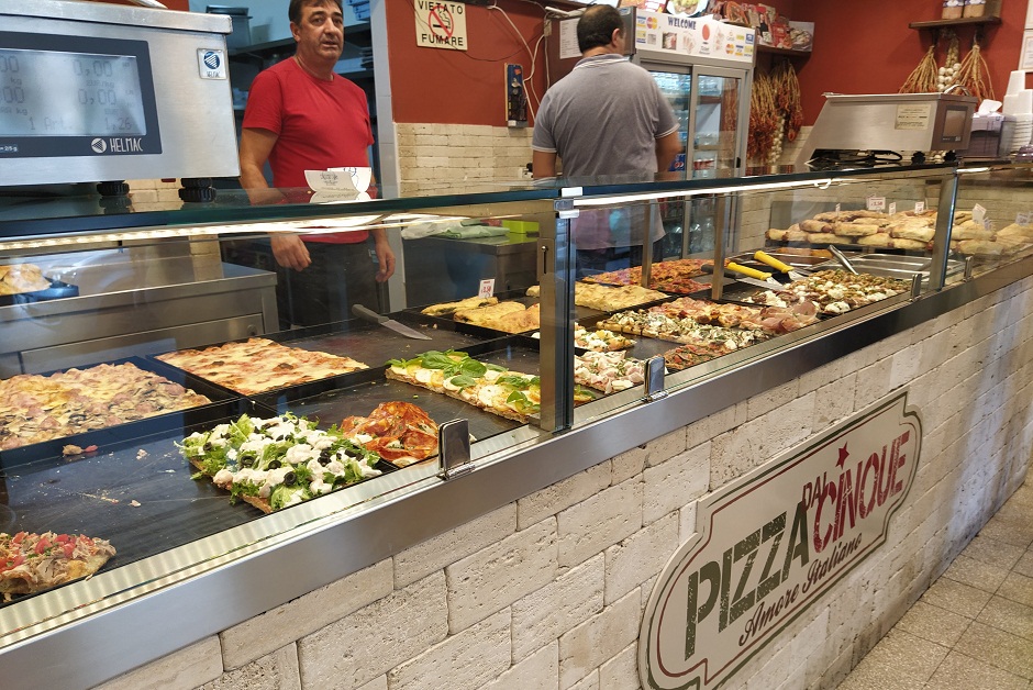 Римская пиццерия. Тут кусок пиццы стоит 4 евро