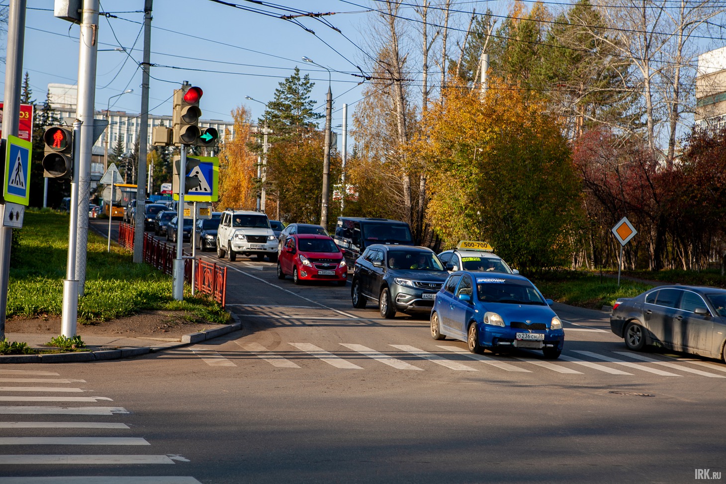 Автомобили «стекаются» к светофору на перекрестке Улан-Баторская — Лермонтова со всех сторон