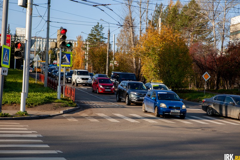 Автомобили «стекаются» к светофору на перекрестке Улан-Баторская — Лермонтова со всех сторон
