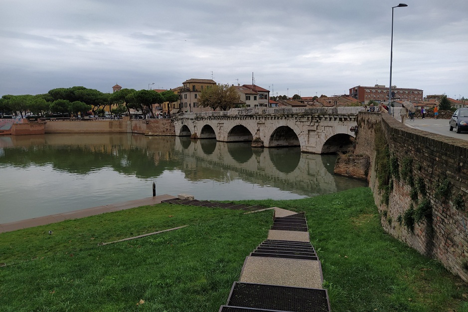 Мосту Тиберия две тысячи лет. Это одна из немногочисленных достопримечательностей Римини