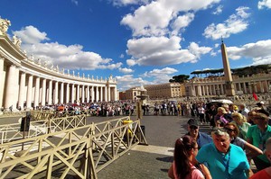 Очередь в собор Святого Петра в Ватикане. Люди стоят в +26 по 2-3 часа. Вход в собор бесплатный