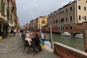 Большая часть ресторанов в Венеции выставляют столики на улицу