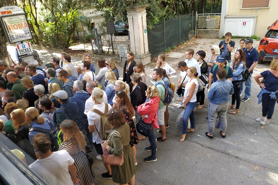 Очередь на автобус из Римини в Сан-Марино. Иногда на популярном направлении не хватает мест
