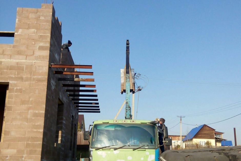 Машины выгружали поддоны с блоками сразу на перекрытие второго этажа