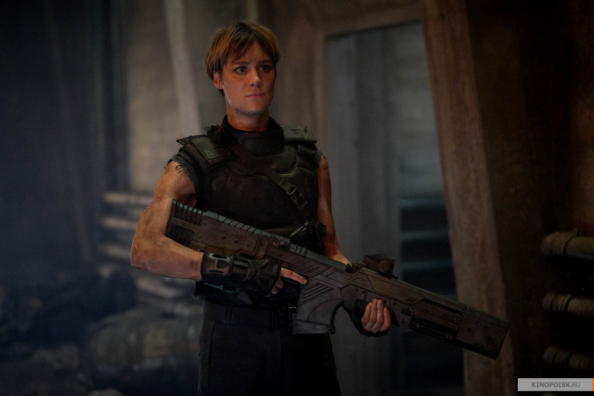 Настоящая, но частично роботизированная, женщина Грейс (Макензи Дэвис), которая явилась на защиту Дани