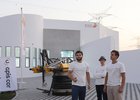 Команда Apis Cor на фоне здания, напечатанного на 3D-принтере в Дубае. Фото с сайта www.apis-cor.com