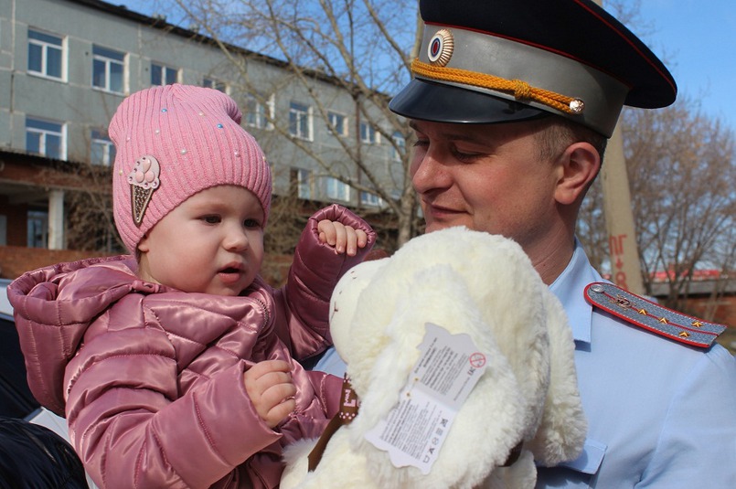 Андрей Елгушев со спасенной девочкой