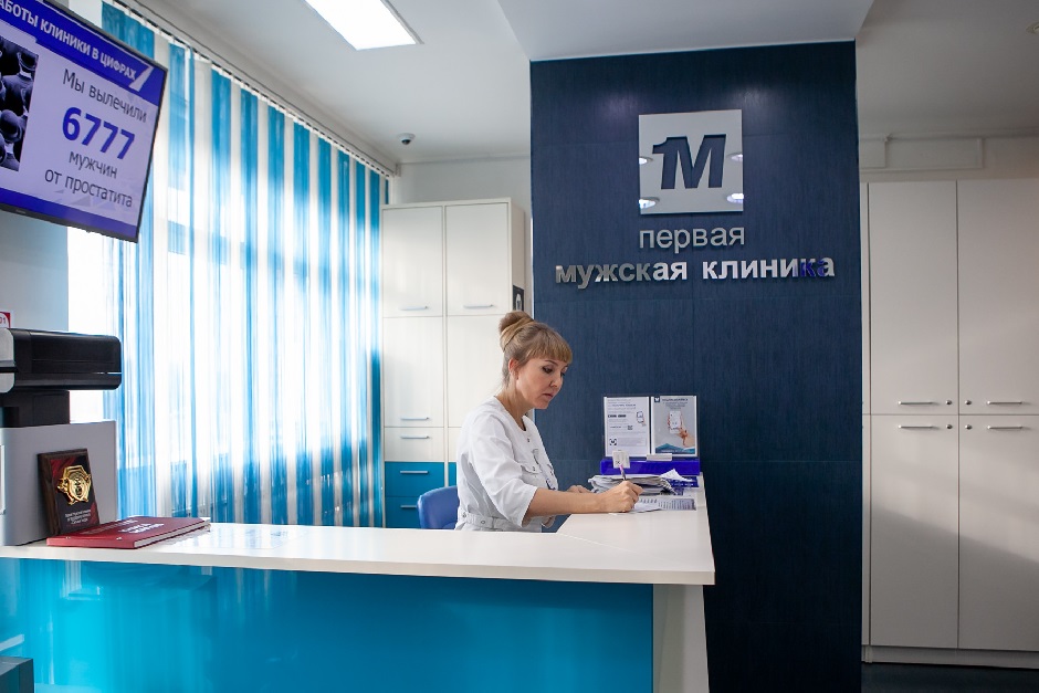 Администраторы у стойки ресепшн консультируют, помогают заполнить документы, провожают в нужный кабинет