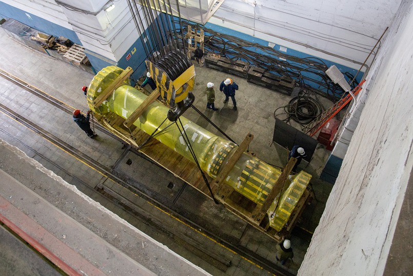 Вал турбины снимали с автотрала краном машзала непосредственно в здании Иркутской ГЭС