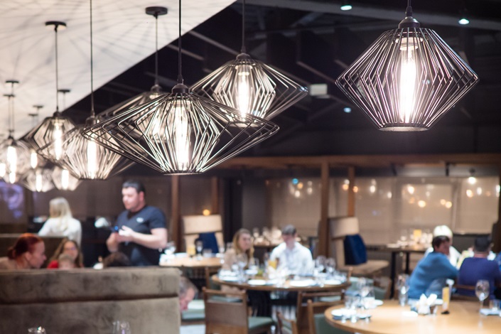 Но благодаря изысканным деталям обстановка не кажется скучной.