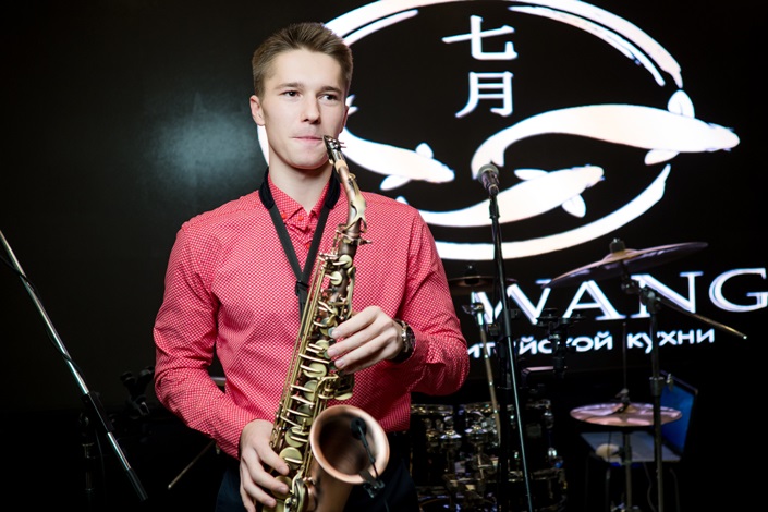 Выступление музыкальной группы МСМ на открытии ресторана