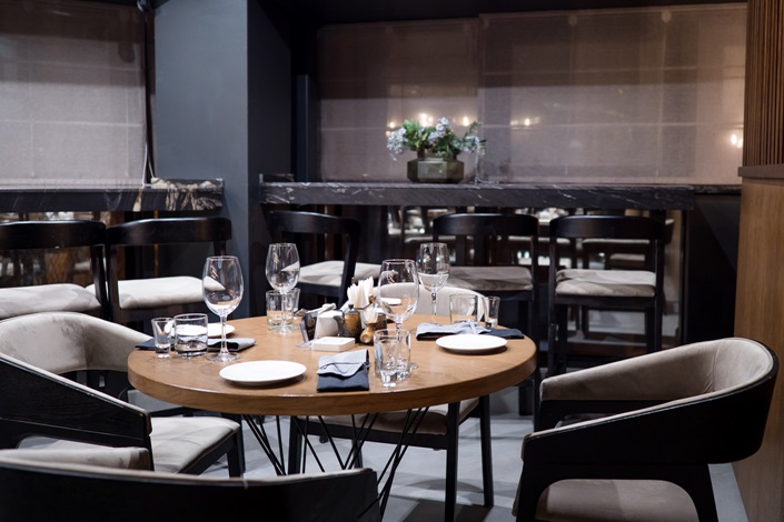 Интерьер минималистичен и сдержан.