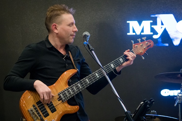 Выступление музыкальной группы МСМ на открытии ресторана