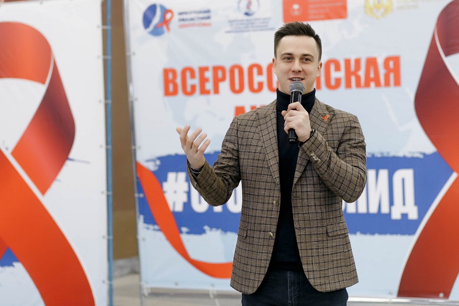 Известный иркутский шоумен Сергей Ватяков признался, что ему самому было страшно сдавать тест на ВИЧ в первый раз, но он понимал необходимость этого тестирования для него самого и для его близких.