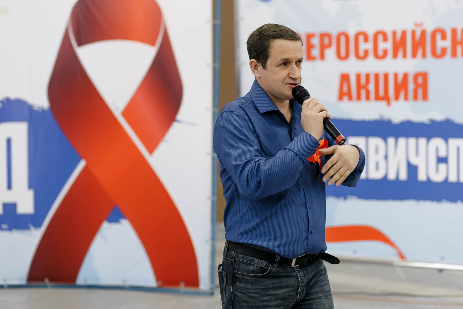 Равный консультант Центра СПИД, волонтёр Благотворительного фонда поддержки людей, больных раком, ВИЧ, СПИДом и туберкулёзом, ведущий популярного цикла рубрик «ВИЧликбез» Роман Муравьёв призвал к достойному отношению к лицам, живущим с ВИЧ.