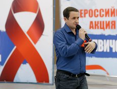 Равный консультант Центра СПИД, волонтёр Благотворительного фонда поддержки людей, больных раком, ВИЧ, СПИДом и туберкулёзом, ведущий популярного цикла рубрик «ВИЧликбез» Роман Муравьёв призвал к достойному отношению к лицам, живущим с ВИЧ.