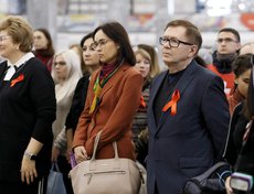 Многие участники надели красную ленту – всемирный символ движения по борьбе со СПИДом.
