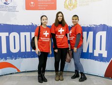 Студенты медицинских учебных заведений проводили разъяснительную работу и ассистировали на тестах.