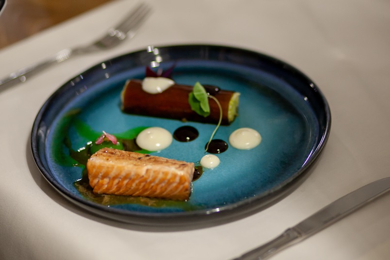 Татаки из форели с соусом понзу и сальсой из ананаса и огурца