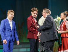 Воспитанники детско-юношеской спортивной школы Артем Черных и Иван Песеуков