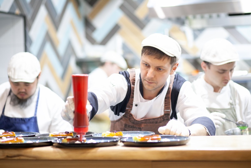 Дмитрий Мужеляк за работой