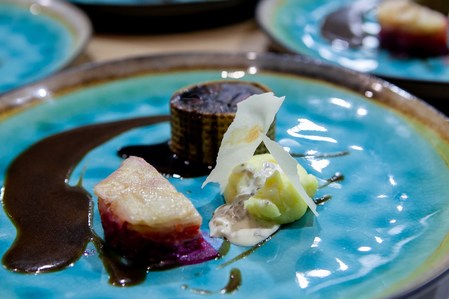 Рулет из бараньей корейки с муссом из баранины в оболочке из печеного омлета