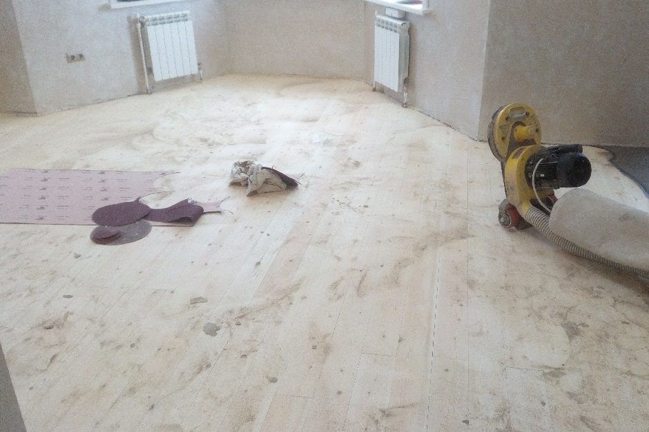 14 часов работы с шлифовальной машинкой, и полы — в первозданном (почти) виде