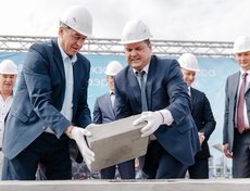 Закладка первого камня в будущий терминал аэропорта в августе 2018 года. Строительство так и не началось