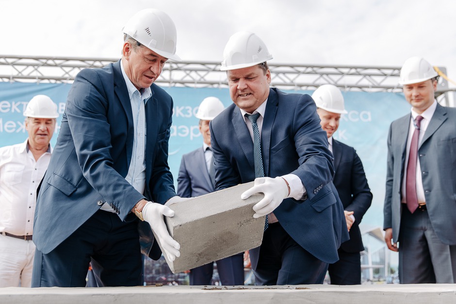Закладка первого камня в будущий терминал аэропорта в августе 2018 года. Строительство так и не началось