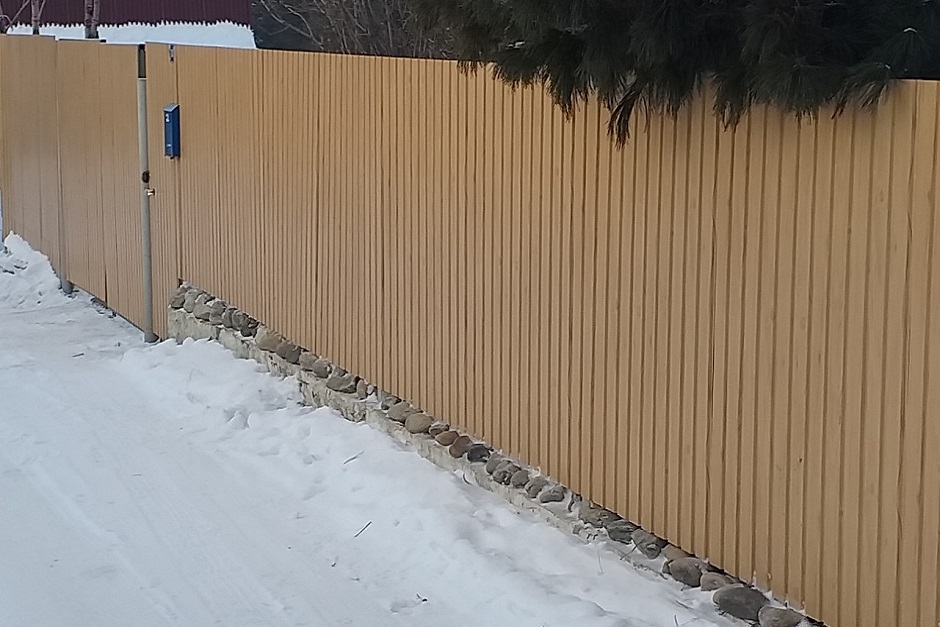 Со стороны фасада сделали забор