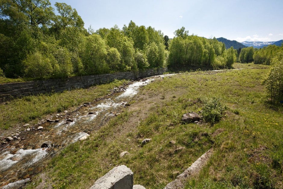 Сель на реке Осиновка может унести отходы в Байкал. Сейчас русло этой реки изгибается, но в случае селя может пройти по самому короткому пути и переполнить озёра — карты-накопители БЦБК