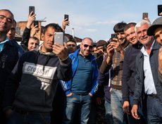 Зрители фотографируют выступление силача Амира из Баку, май. Фото — Илья Татарников