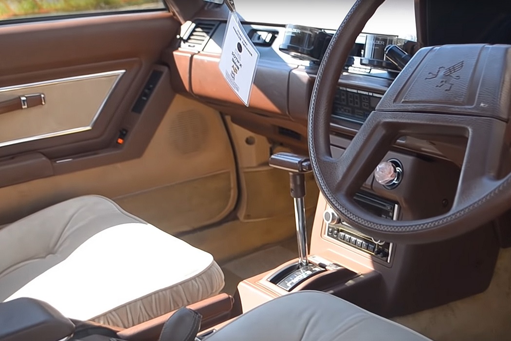 Сиденья обтянуты настоящим японским велюром